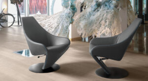 LOBSTER fauteuil de Gamma Arredamenti, design en cuir avec coutures décoratives et base pivotante ou inclinable. Disponible chez D-Style Interior.