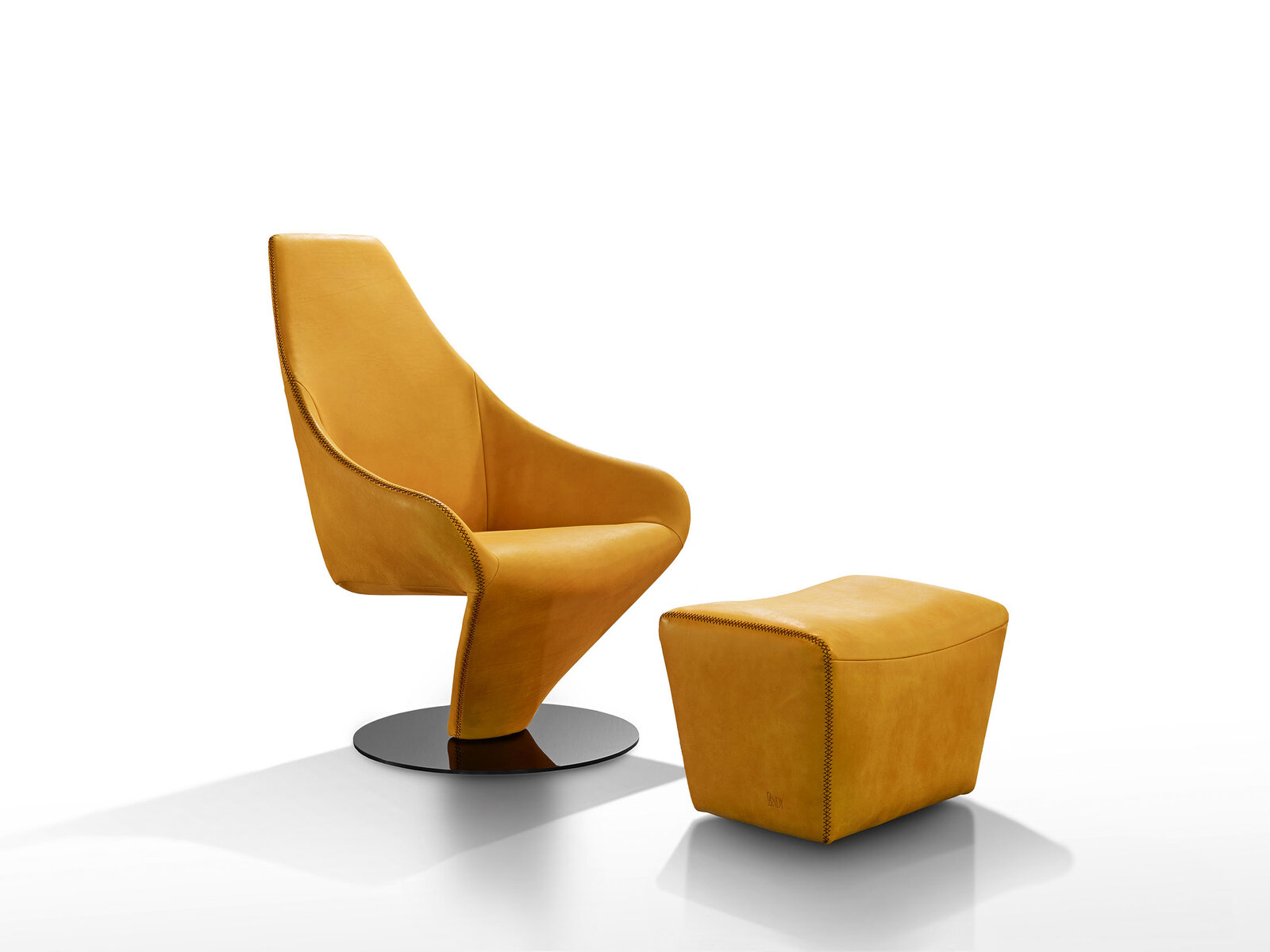 LOBSTER fauteuil de Gamma Arredamenti, design en cuir avec coutures décoratives et base pivotante ou inclinable. Disponible chez D-Style Interior.