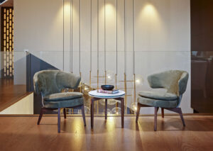 Lolita fauteuil moderne en cuir, compact et élégant, avec base en bois ou métal et assise enveloppante. Disponible chez D-Style Interior.