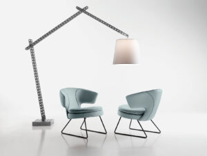 Lolita fauteuil moderne en cuir, compact et élégant, avec base en bois ou métal et assise enveloppante. Disponible chez D-Style Interior.