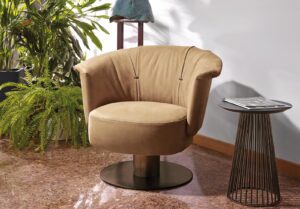 Luna fauteuil en cuir au design contemporain, inspiré des courbes lunaires, avec dossier ergonomique et détail métallique raffiné. Disponible chez D-Style Interior.