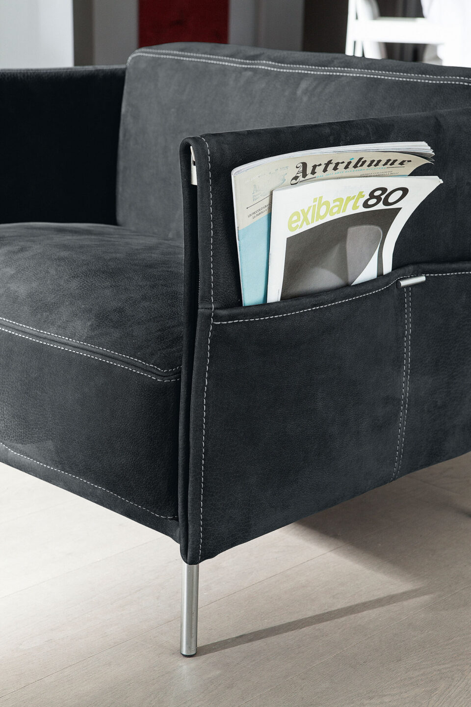 Trench fauteuil de Gamma Arredamenti, cuir moderne avec détails sophistiqués et pochette magazine pratique. Disponible chez D-Style Interior.