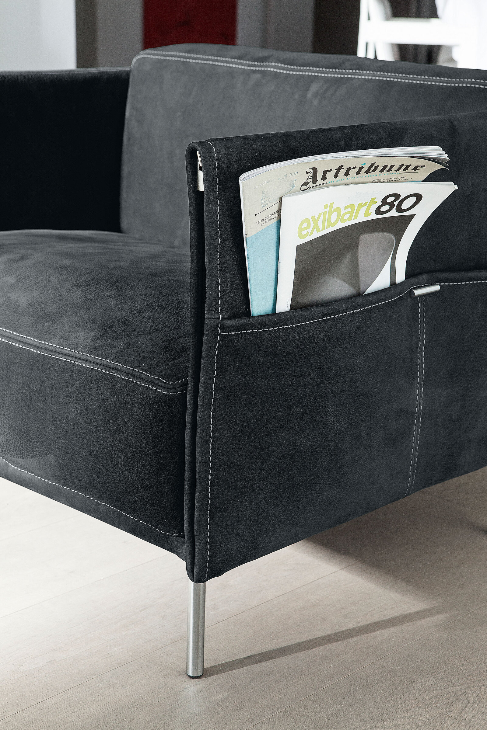 Trench fauteuil de Gamma Arredamenti, cuir moderne avec détails sophistiqués et pochette magazine pratique. Disponible chez D-Style Interior.