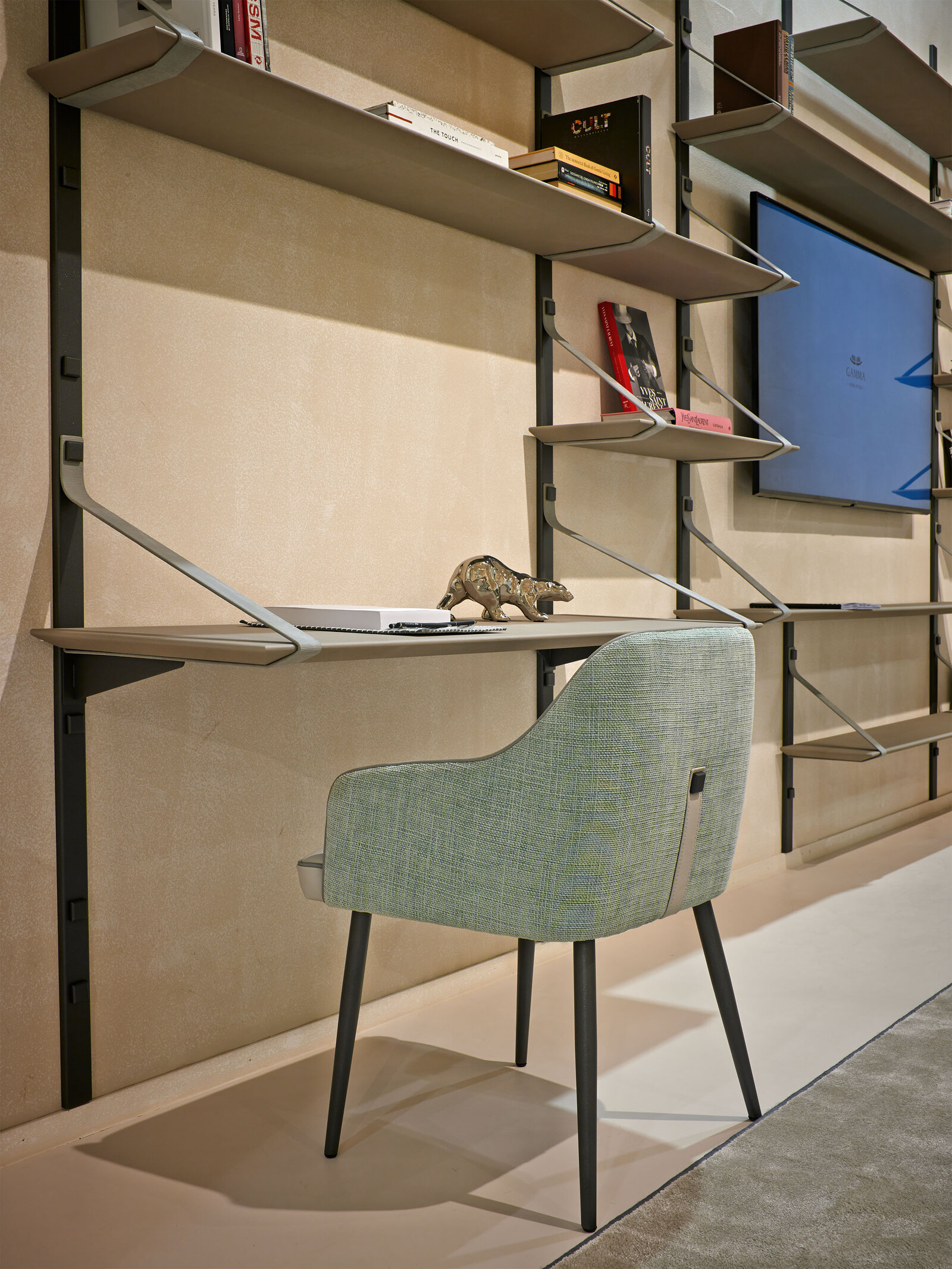 Sally CHABR de Gamma Arredamenti, une chaise en cuir élégante et confortable. Design italien raffiné, disponible chez D-Style Interior.