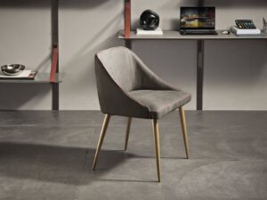 Sally de Gamma Arredamenti, une chaise en cuir élégante au confort d’un fauteuil. Idéale pour les intérieurs modernes. Disponible chez D-Style Interior.