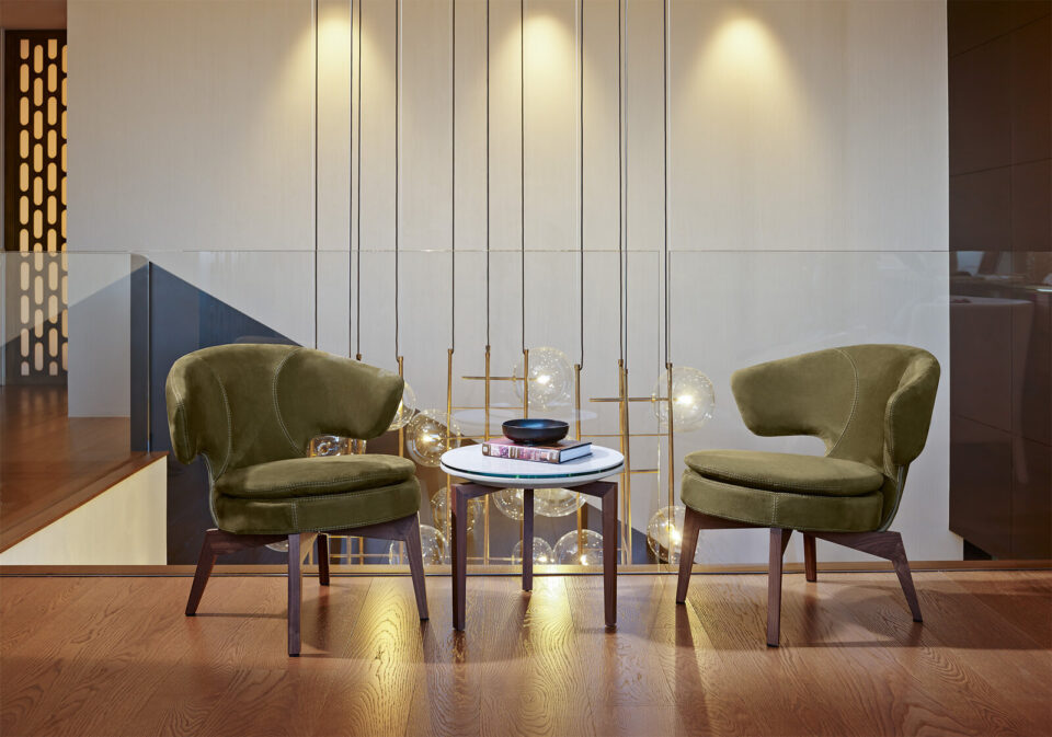 Kong table basse ronde de Gamma Arredamenti allie cuir, marbre, céramique ou verre dans un design minimaliste et élégant. Disponible chez D-Style Interior.