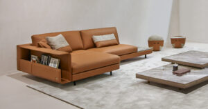 Vincent table basse de Gamma Arredamenti. Design raffiné, finitions en cuir et plateau en verre, céramique ou marbre. Disponible chez D-Style Interior.