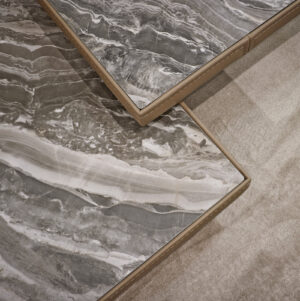 Vincent table basse de Gamma Arredamenti. Design raffiné, finitions en cuir et plateau en verre, céramique ou marbre. Disponible chez D-Style Interior.