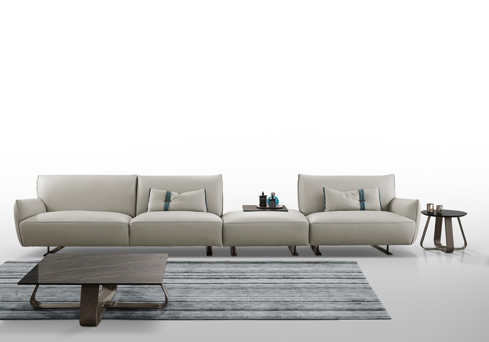 Belts Table basse design Gamma Arredamenti, élégante et aérienne avec boucles en cuir et plateau en verre, céramique ou marbre. Disponible chez D-Style Interior.