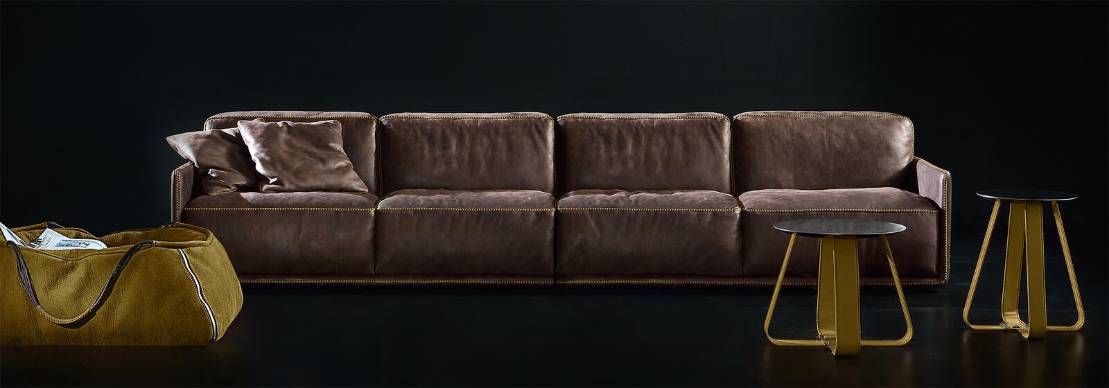 Belts Table basse design Gamma Arredamenti, élégante et aérienne avec boucles en cuir et plateau en verre, céramique ou marbre. Disponible chez D-Style Interior.