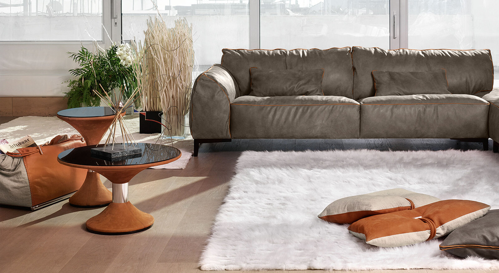 Clepsydra Table d’appoint design en cuir avec base en forme de sablier. la Clepsydra de Gamma Arredamenti est disponible chez D-Style Interior.