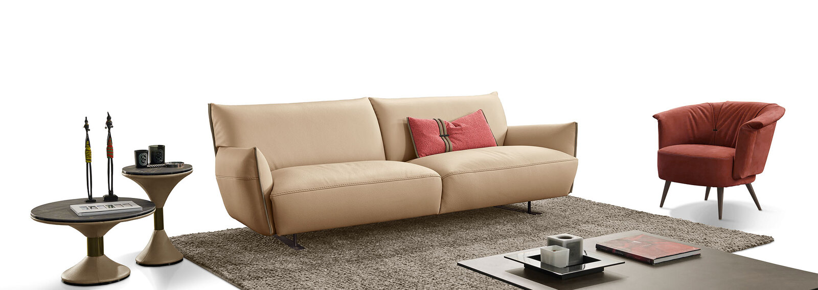 Clepsydra Table d’appoint design en cuir avec base en forme de sablier. la Clepsydra de Gamma Arredamenti est disponible chez D-Style Interior.