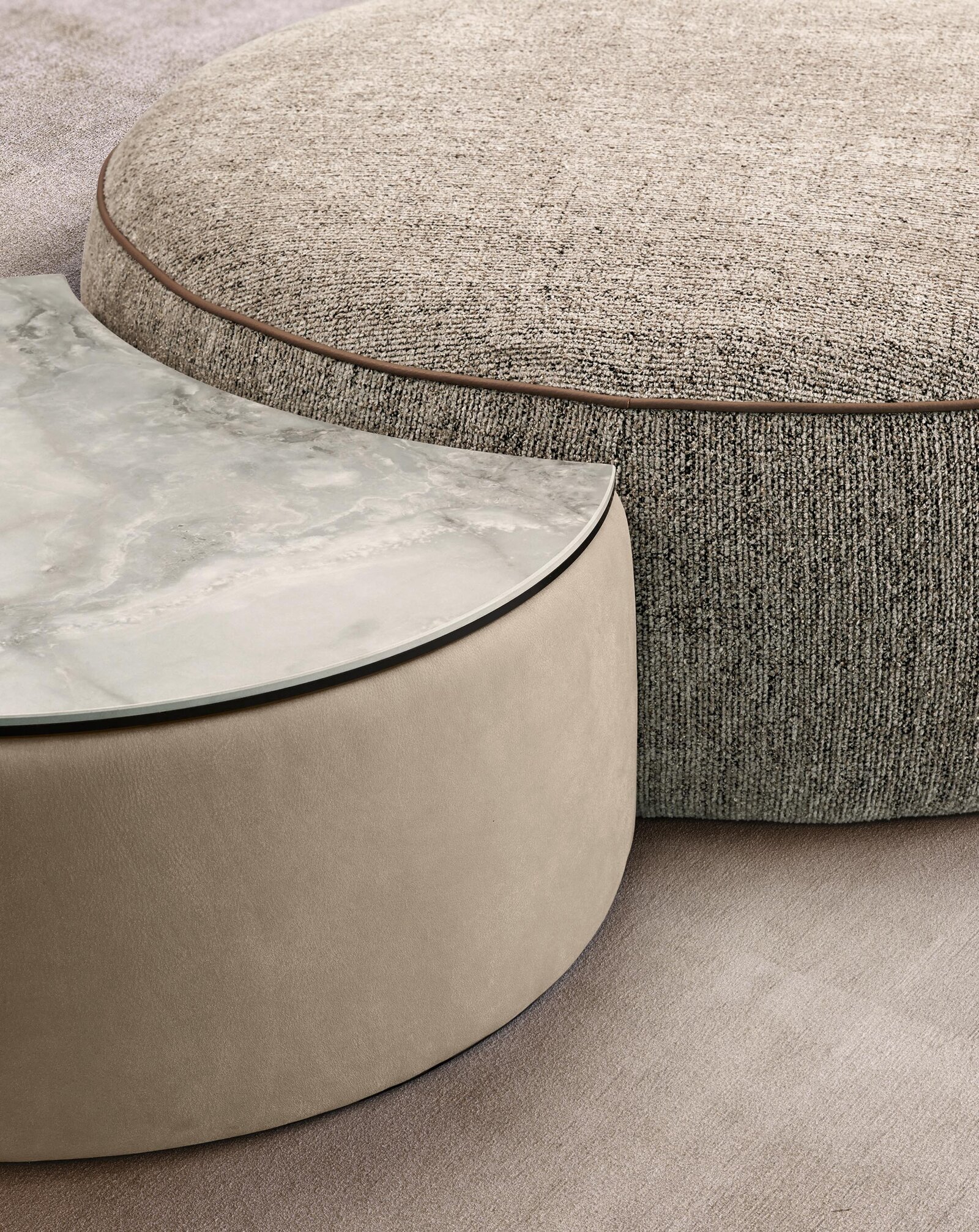 Baloon Ottomans de Gamma Arredamenti, poufs design élégants et polyvalents pour compléter votre espace de vie. Disponible chez D-Style Interior.