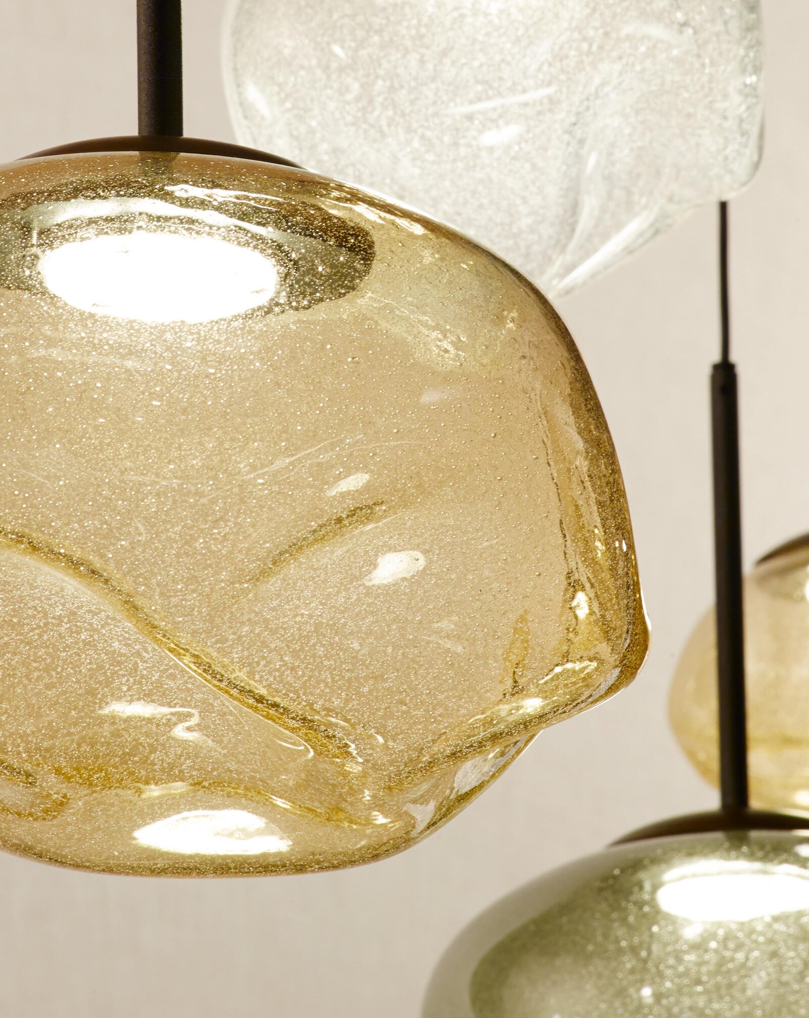 Bubble Lampe de Gamma Arredamenti, un luminaire design en verre soufflé de Murano qui illumine et sublime votre intérieur. Disponible chez D-Style Interior.