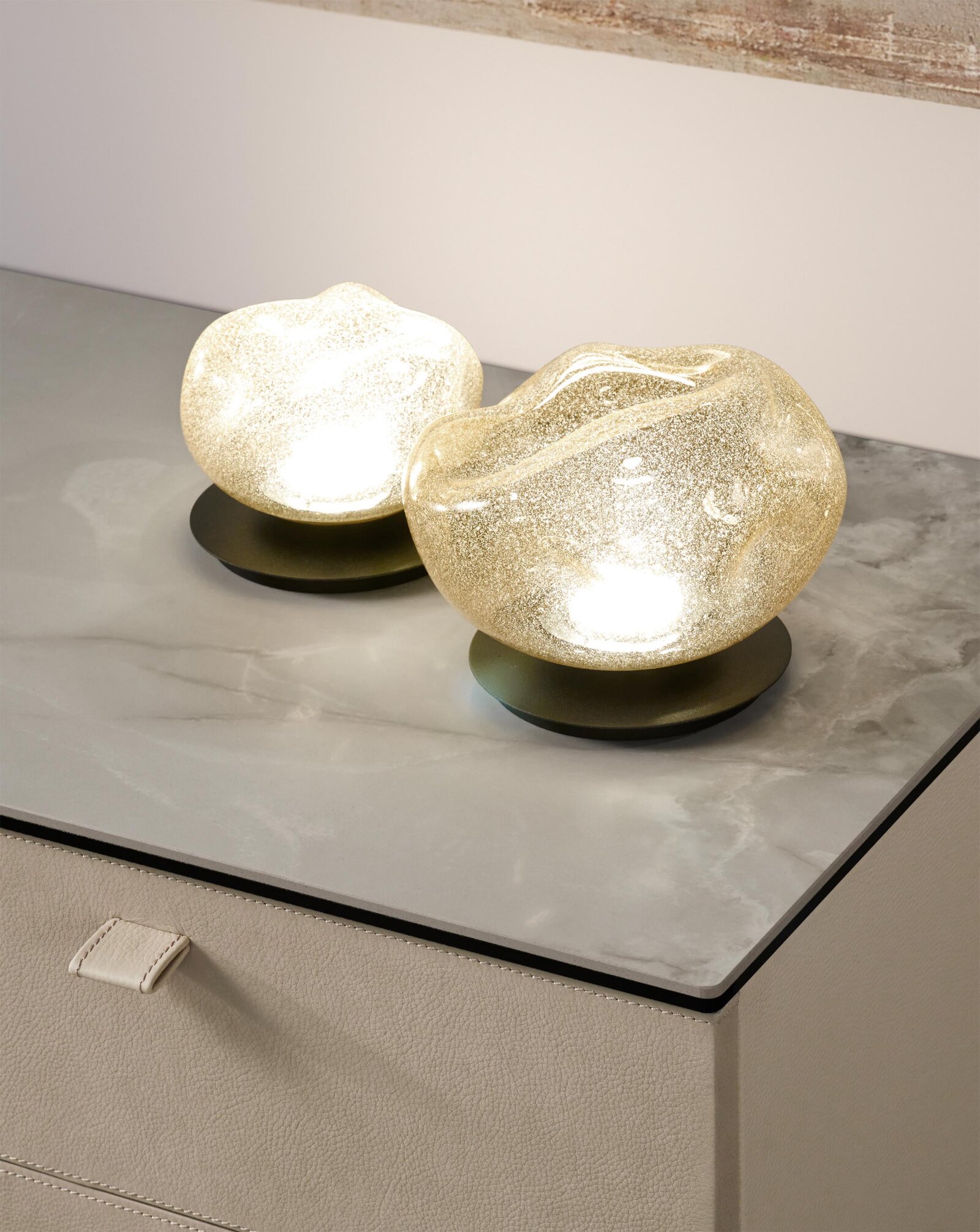 Bubble Lampe de Gamma Arredamenti, un luminaire design en verre soufflé de Murano qui illumine et sublime votre intérieur. Disponible chez D-Style Interior.