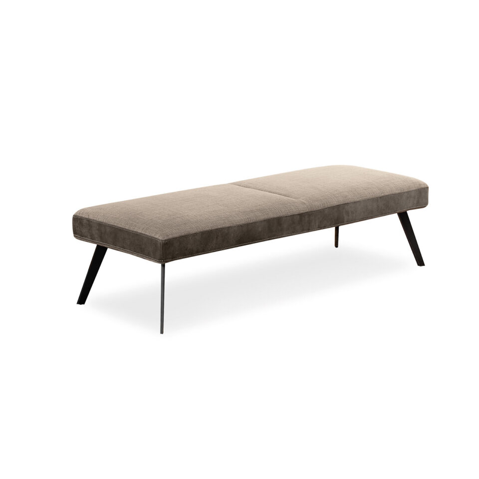 Pepper Night Banc de Gamma Arredamenti, un banc minimaliste et fonctionnel pour sublimer la chambre avec élégance. Disponible chez D-Style Interior.