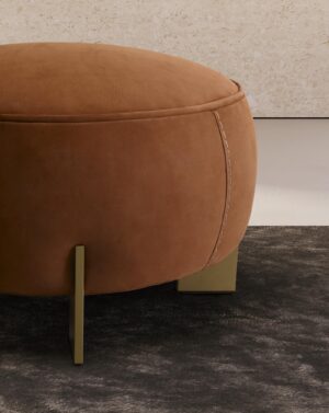 Tokyo Ottomans Pouf Tokyo de Gamma Arredamenti, au design raffiné et polyvalent. Élégants, pratiques et parfaits pour tout intérieur contemporain. Disponible chez D-Style Interior.