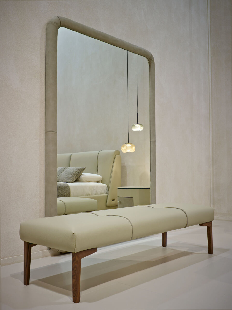 Yoko Miroir design haut de gamme au style minimaliste et raffiné, signé Gamma Arredamenti. Disponible chez D-Style Interior.