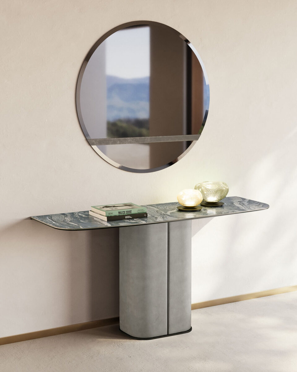 Zoom Miroir mural design haut de gamme avec ceinture en cuir personnalisable et finitions miroir fumé, bronze ou clair. Disponible chez D-Style Interior.