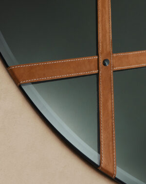 Zoom Miroir mural design haut de gamme avec ceinture en cuir personnalisable et finitions miroir fumé, bronze ou clair. Disponible chez D-Style Interior.