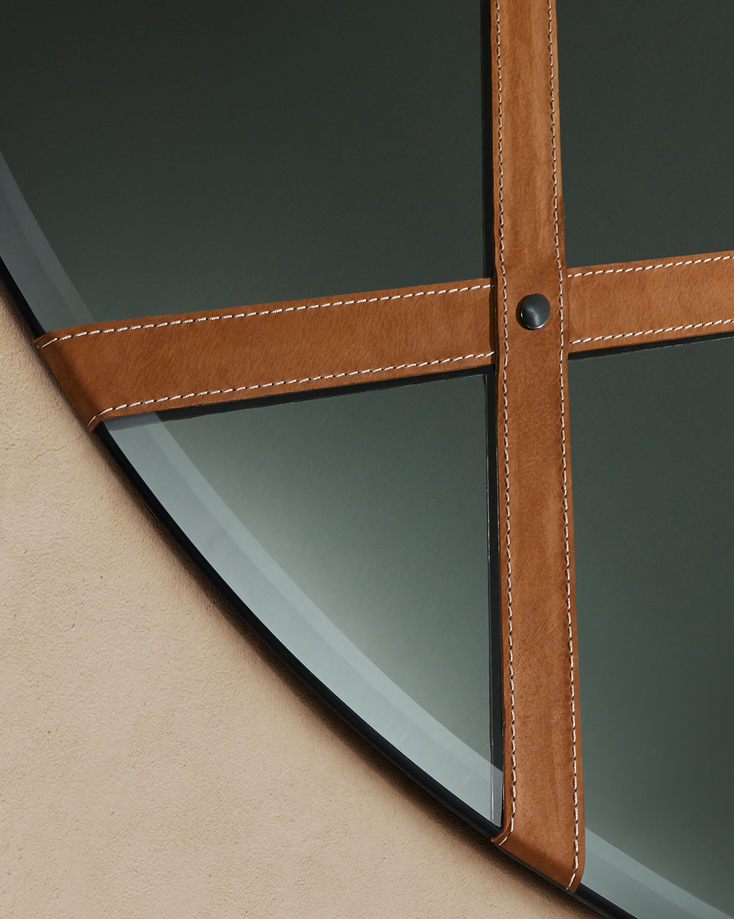 Zoom Miroir mural design haut de gamme avec ceinture en cuir personnalisable et finitions miroir fumé, bronze ou clair. Disponible chez D-Style Interior.