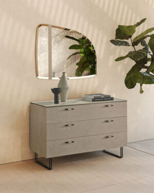 Zoom Miroir mural design haut de gamme avec ceinture en cuir personnalisable et finitions miroir fumé, bronze ou clair. Disponible chez D-Style Interior.