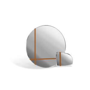 Zoom Miroir mural design haut de gamme avec ceinture en cuir personnalisable et finitions miroir fumé, bronze ou clair. Disponible chez D-Style Interior.