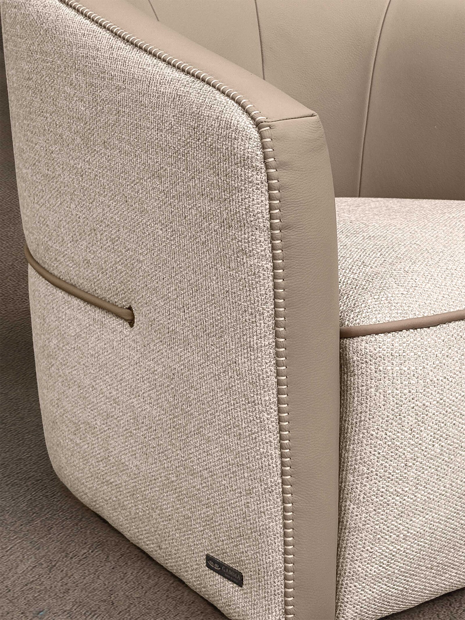 Lady Sharon fauteuil design haut de gamme par Gamma Arredamenti, alliance d’élégance contemporaine et de finitions sur mesure. Compact, confortable et raffiné. Disponible chez D-Style Interior.