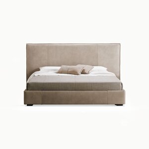 Découvrez le lit Batik Night de Gamma Arredamenti, un modèle en cuir pleine fleur au design moderne et raffiné. Disponible chez D-Style Interior.