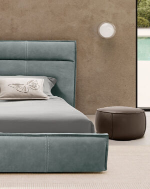 Flamingo Night Lit en cuir haut de gamme avec tête de lit haute, coutures contrastées et option de rangement. Élégant, confortable et disponible chez D-Style Interior.