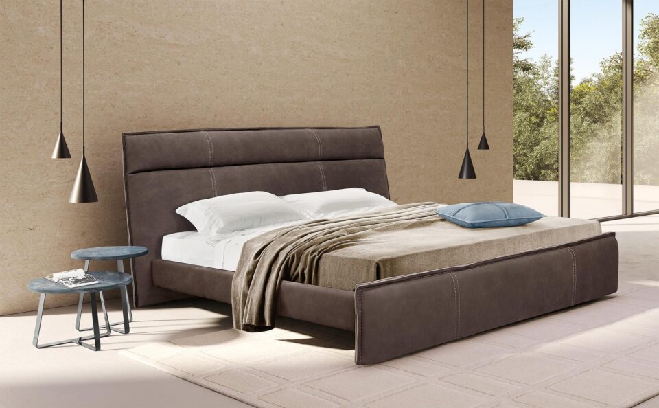 Flamingo Night Lit en cuir haut de gamme avec tête de lit haute, coutures contrastées et option de rangement. Élégant, confortable et disponible chez D-Style Interior.