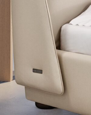 Yōko Night lit de Gamma Arredamenti, une création en cuir véritable avec tête de lit sculpturale et finitions personnalisables. Disponible chez D-Style Interior.