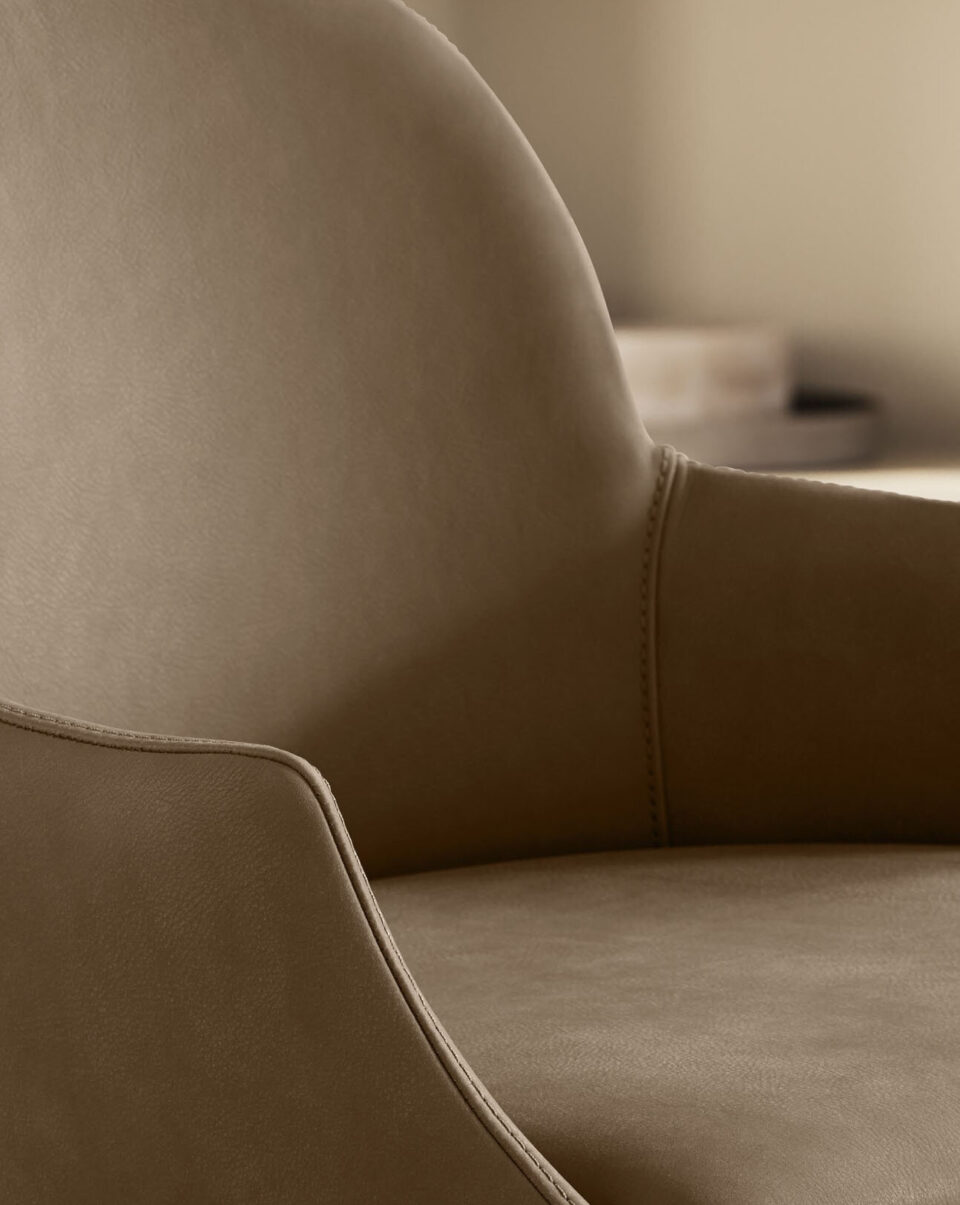 Medea CHRBR, une chaise design en cuir signée Gamma Arredamenti. Élégante, confortable et moderne, disponible chez D-Style Interior.