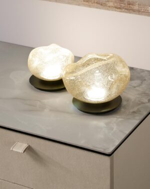 Nebula Buffet de Gamma Arredamenti, meuble design en cuir haut de gamme avec plateau personnalisable et piètement adaptable. Disponible chez D-Style Interior.