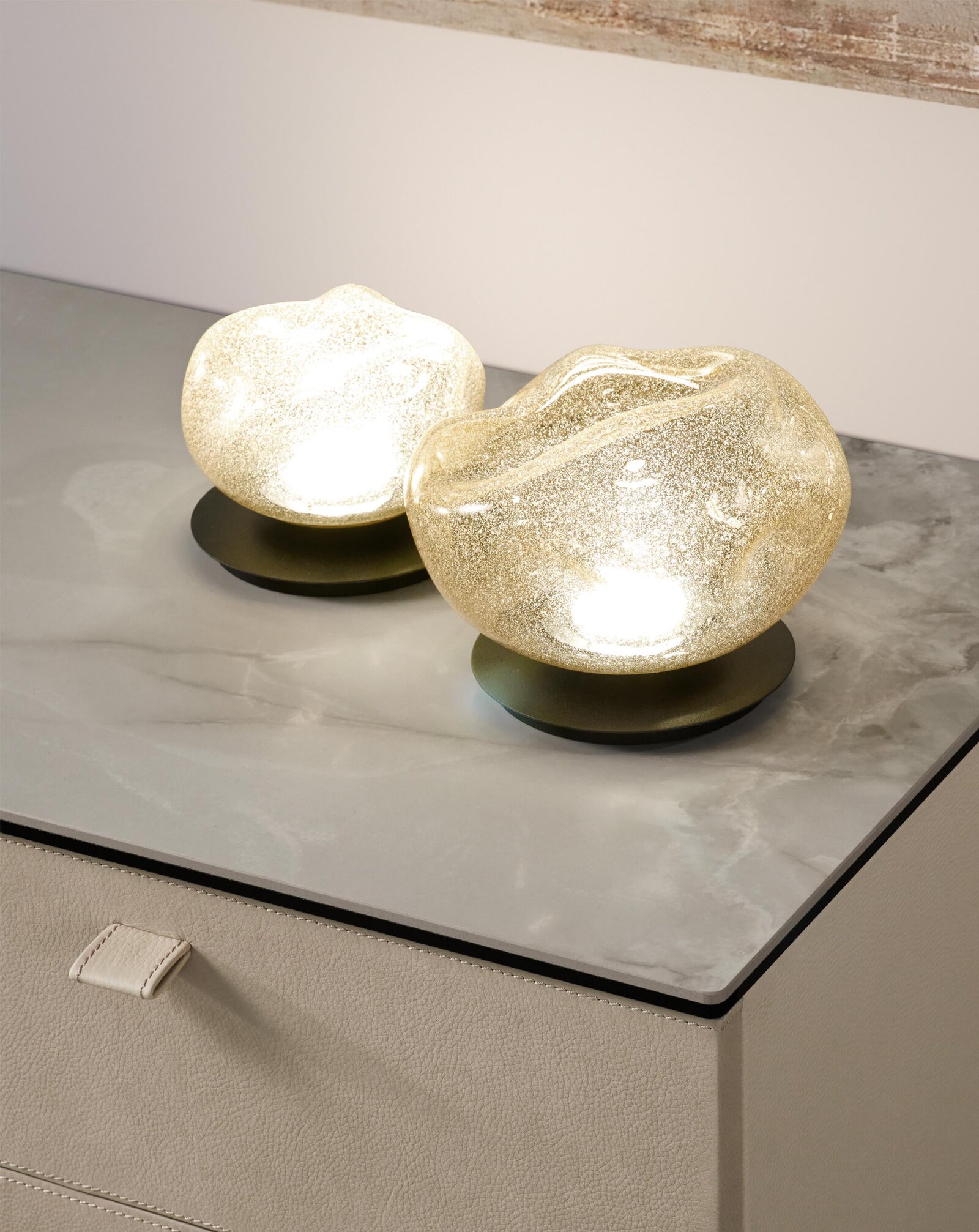 Nebula Buffet de Gamma Arredamenti, meuble design en cuir haut de gamme avec plateau personnalisable et piètement adaptable. Disponible chez D-Style Interior.