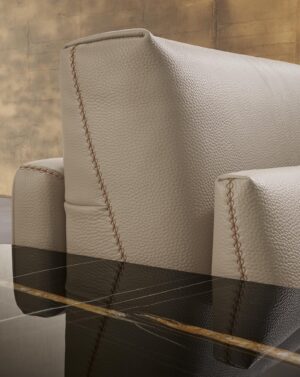 Newport canapé design haut de gamme par Gamma Arredamenti, au confort réglable avec dossier à double piston hydraulique et finitions raffinées. Disponible chez D-Style Interior.