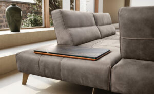 Smart canapé design haut de gamme par Gamma Arredamenti, avec mécanisme réglable et piètement croisé. Disponible chez D-Style Interior.