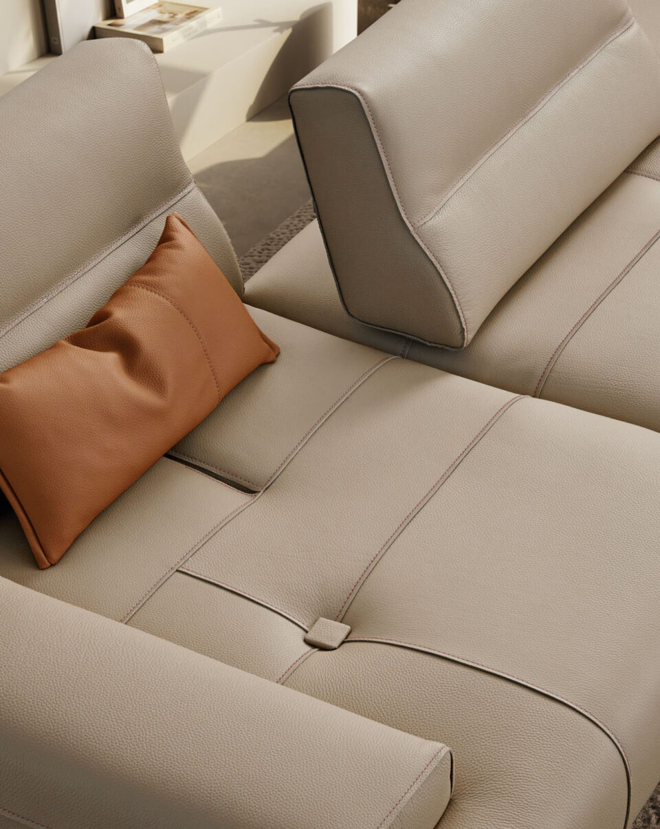 Smart canapé design haut de gamme par Gamma Arredamenti, avec mécanisme réglable et piètement croisé. Disponible chez D-Style Interior.