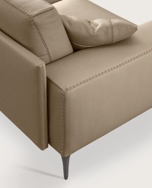 Twiga canapé design haut de gamme par Gamma Arredamenti avec surpiqûres parallèles et design contemporain. Disponible chez D-Style Interior.