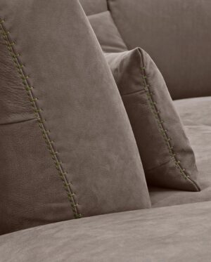 Twiga canapé design haut de gamme par Gamma Arredamenti avec surpiqûres parallèles et design contemporain. Disponible chez D-Style Interior.