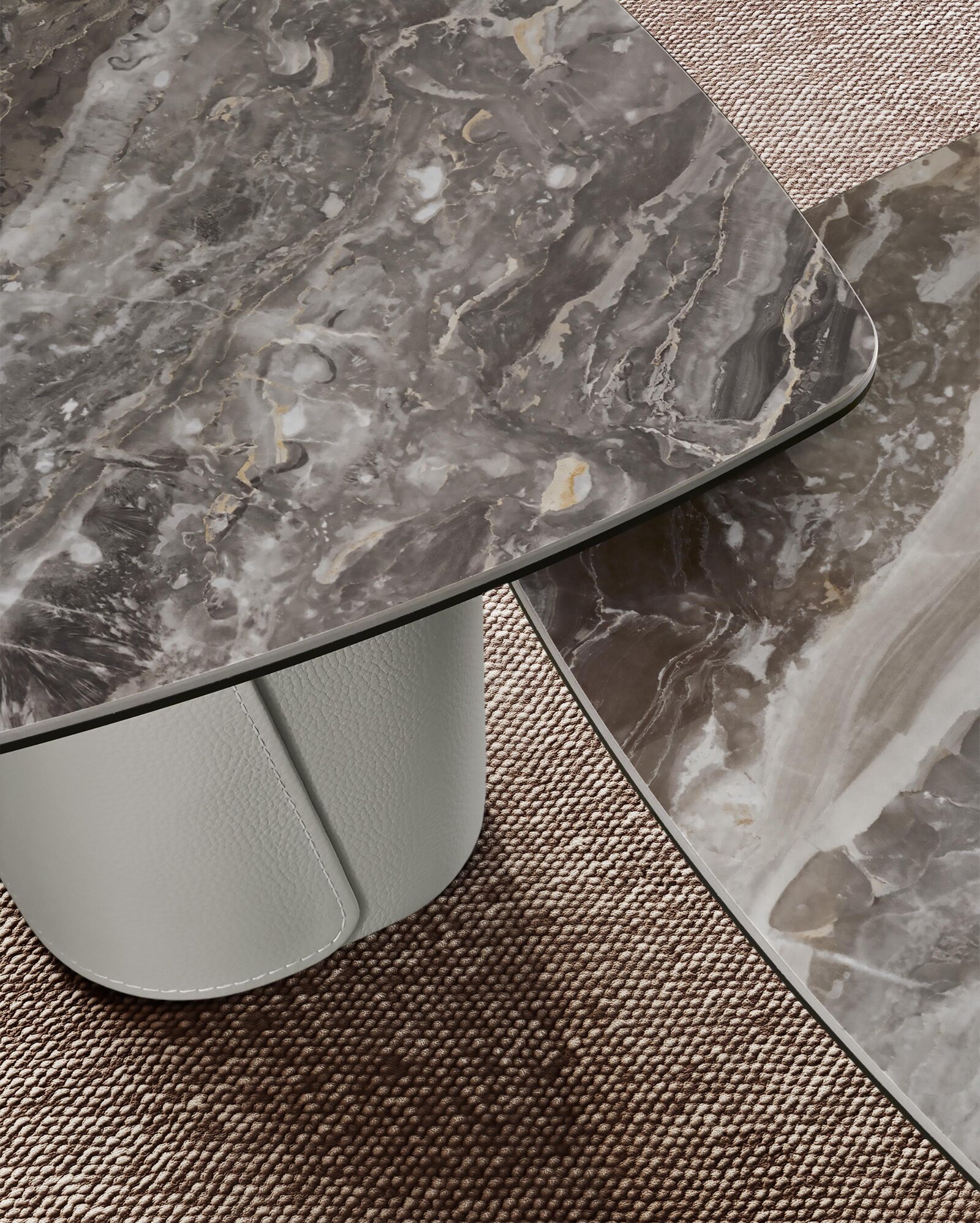 Block table basse de Gamma Arredamenti, un modèle haut de gamme en cuir avec plateau en verre, céramique ou marbre. Élégance italienne chez D-Style Interior.