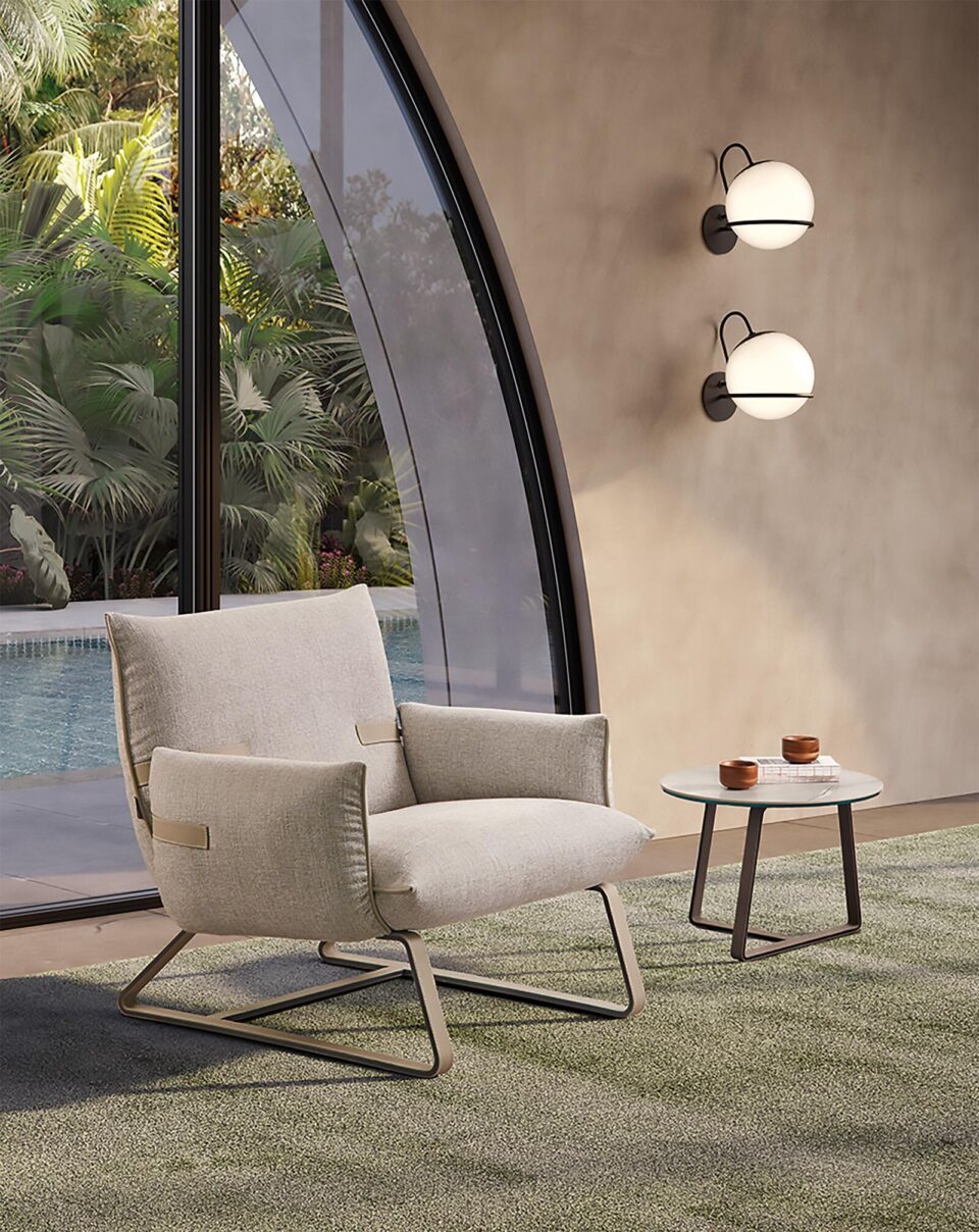 Fifty table basse design de Gamma Arredamenti allie élégance et modernité avec sa base en métal croisé et son détail en cuir. disponible chez D-Style Interior.