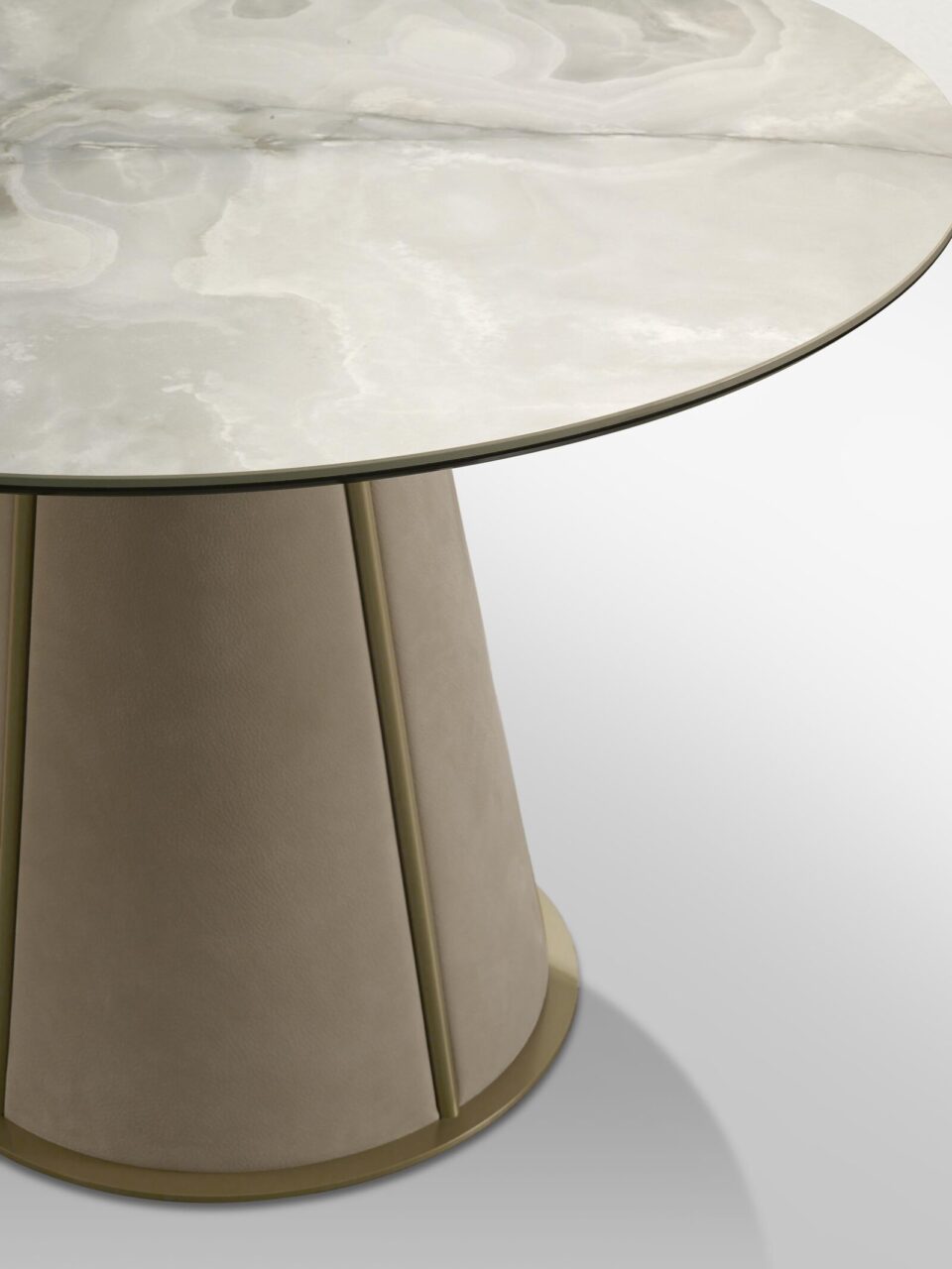 Jago lounge Table basse par Gamma Arredamenti, compacte et sculpturale avec base conique et plateau en marbre ou céramique. Disponible chez D-Style Interior.
