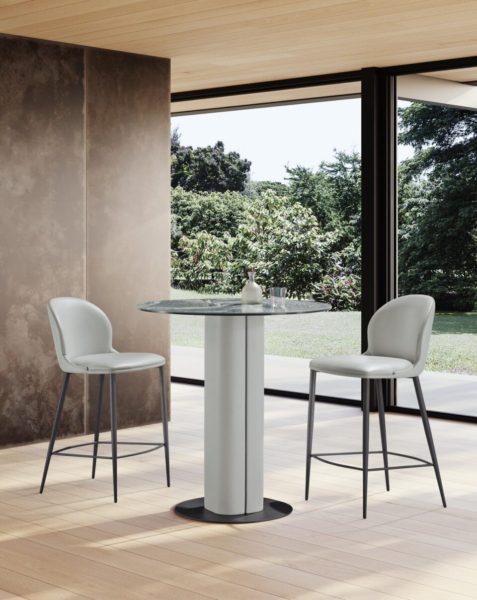 Milos table basse de Gamma Arredamenti associe cuir, marbre, céramique ou verre dans un design raffiné. Disponible chez D-Style Interior.