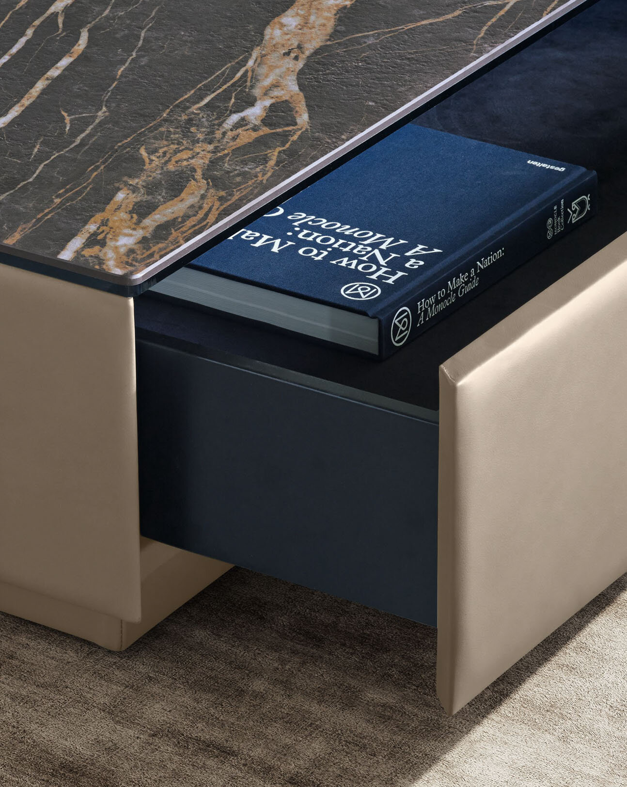 Shanghai table basse de Gamma Arredamenti allie design italien, cuir de luxe et rangement fonctionnel. Élégante et personnalisable, disponible chez D-Style Interior.