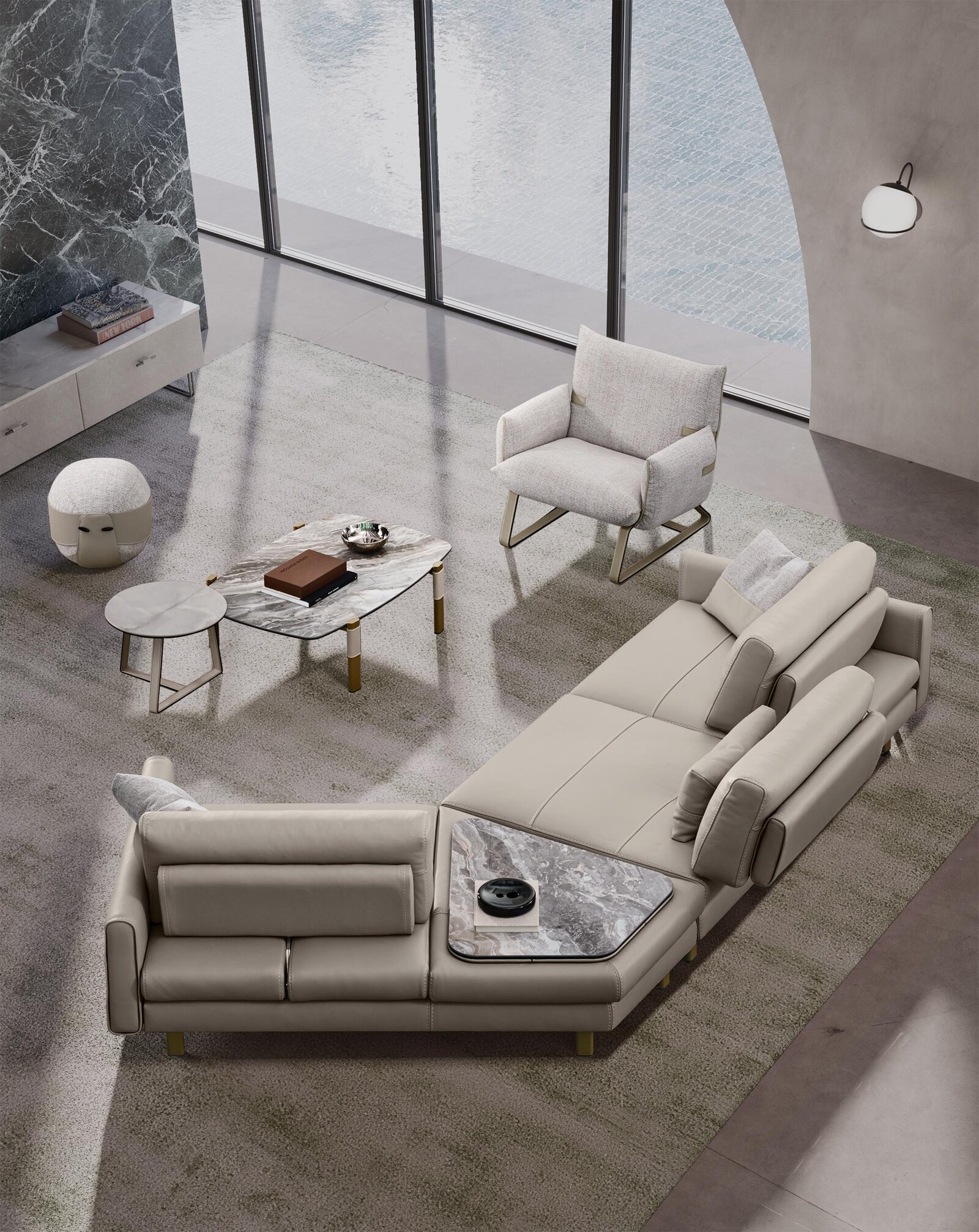 Summer table basse de Gamma Arredamenti. Lignes épurées, pieds en cuir personnalisables et plateau sculpté. Disponible chez D-Style Interior.