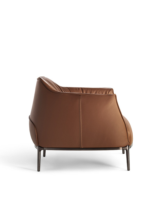 Archibald fauteuil design haut de gamme par Poltrona Frau, en cuir Pelle Frau® ou tissu, symbole d’élégance et de confort italien. Disponible chez D-Style Interior.