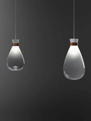 Soffi lampe design haut de gamme par Poltrona Frau, en verre soufflé et cuir Saddle Extra, alliance raffinée de lumière et de matière. Disponible chez D-Style Interior.