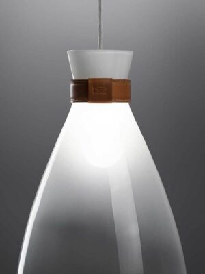 Soffi lampe design haut de gamme par Poltrona Frau, en verre soufflé et cuir Saddle Extra, alliance raffinée de lumière et de matière. Disponible chez D-Style Interior.