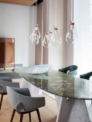 Soffi lampe design haut de gamme par Poltrona Frau, en verre soufflé et cuir Saddle Extra, alliance raffinée de lumière et de matière. Disponible chez D-Style Interior.